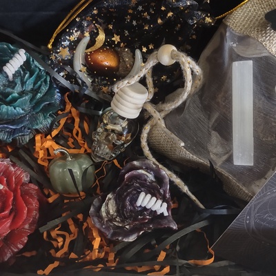 Peonies & heart flower beeswax candle set with crystal and potpourri, dark aesthetic home decor, gothic housewarming gift, holiday home gift - Thumbnail 3