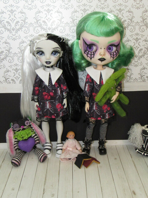 Skelly Roses Wednesday Style Dress For Blythe, Pullip, Rainbow High, 1/6 Fashion Dolls