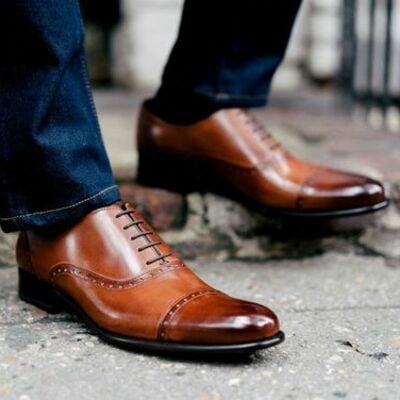 Men's dress shoes high quality leather formal shoes brown leather brogue shoes. 