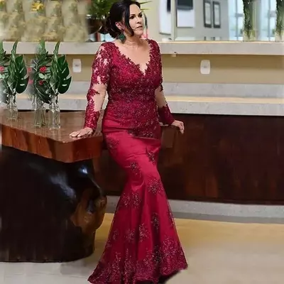 Burgundy Dark Red Plus Size Mother Of The Bride/Groom Dresses Mermaid Long Sleeves Lace Appliques Crystal Beads Floor Length Formal Women 