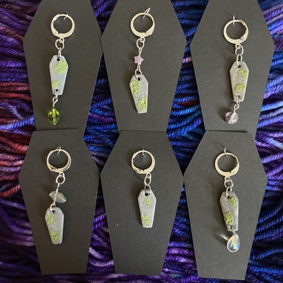 Mossy coffin stitch marker