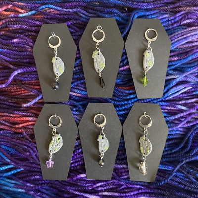 Stone heart stitch marker