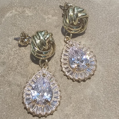 Status earrings  - Thumbnail 4