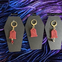 Red Headstone Stitch Marker - Thumbnail 1
