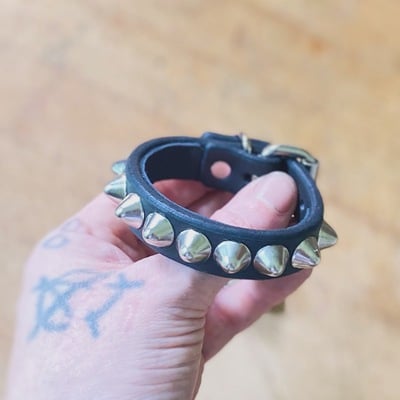 1-row standard british stud wristband