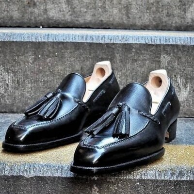Mens tassel loafer shoes in black leather