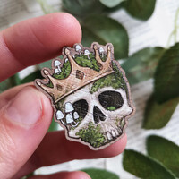 Decaying Crown wood pin - Thumbnail 2