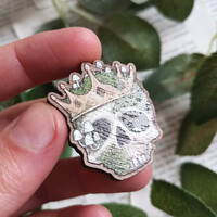 Decaying Crown wood pin - Thumbnail 3