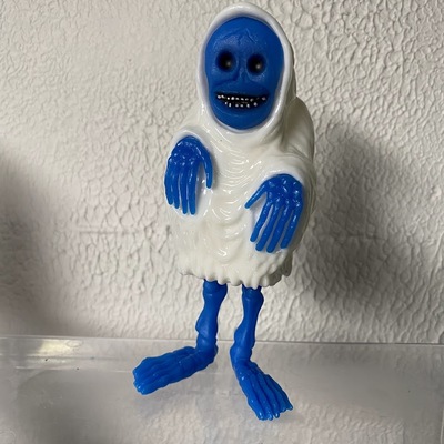 The creep (blue and white)