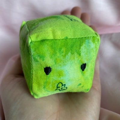Green jellycube cat toy