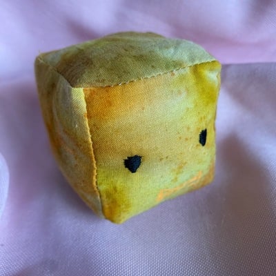 Yellow jellycube cat toy