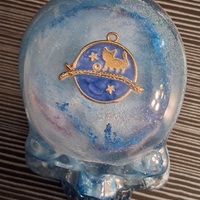 Blue sparkly resin skull - Thumbnail 5