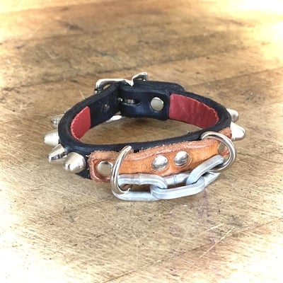 Tan-panel chain-bit wristband