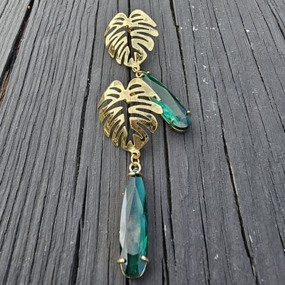Monstera drop earrings