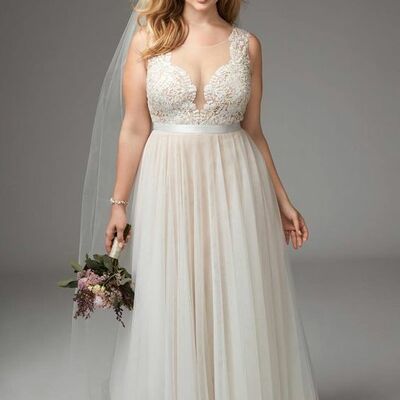 Elegant plus size lace appliques wedding dress bridal gown