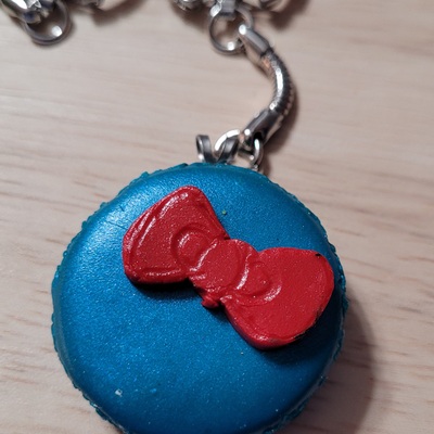 Macaron keychain blue