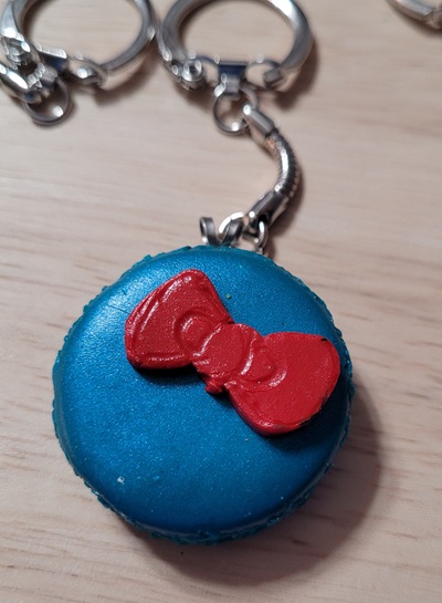 Macaron keychain blue