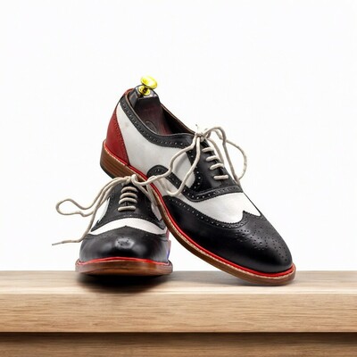 Men's classic style handmade oxford leather shoes.