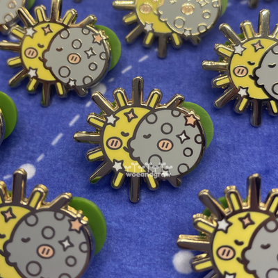 Eclipse kiss - enamel pin