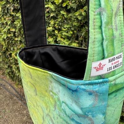 Square-bottom takeout bags: hippie