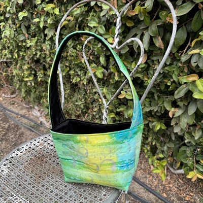 Square-bottom takeout bags: hippie