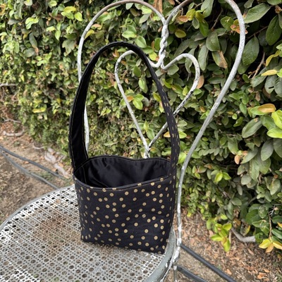 Square-bottom takeout bags: dots