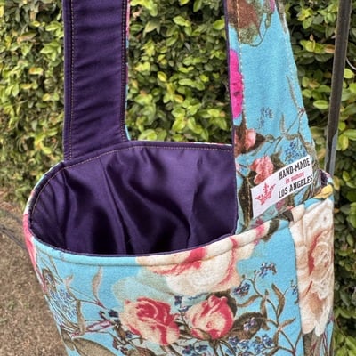 Square-bottom takeout bags: floral