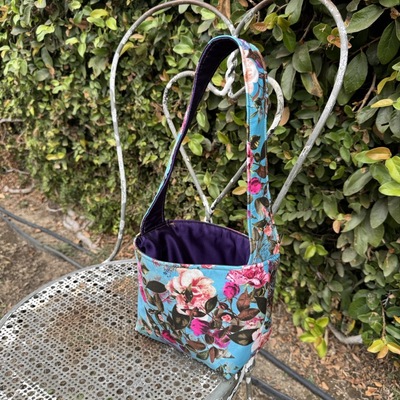Square-bottom takeout bags: floral
