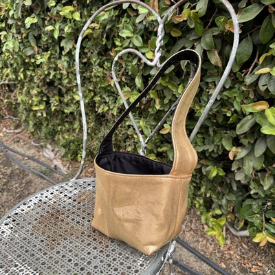 Square-bottom takeout bags: golden
