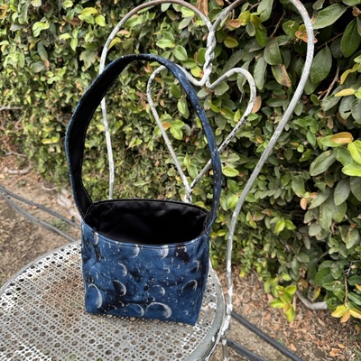 Square-bottom takeout bags: moons