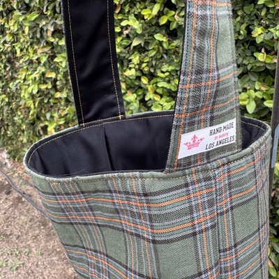 Square-bottom takeout bags: tartan