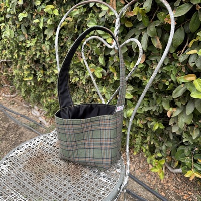 Square-bottom takeout bags: tartan