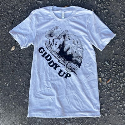 Giddy up possum t-shirt lt. grey