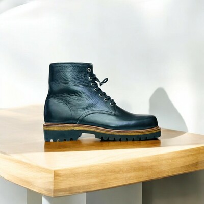 Ankle high black leather boot – timeless style and comfort