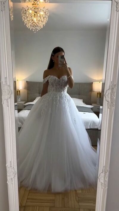 Elegant Ball Gown Off the Shoulder Lace Appliques Wedding Dress Bridal Gown