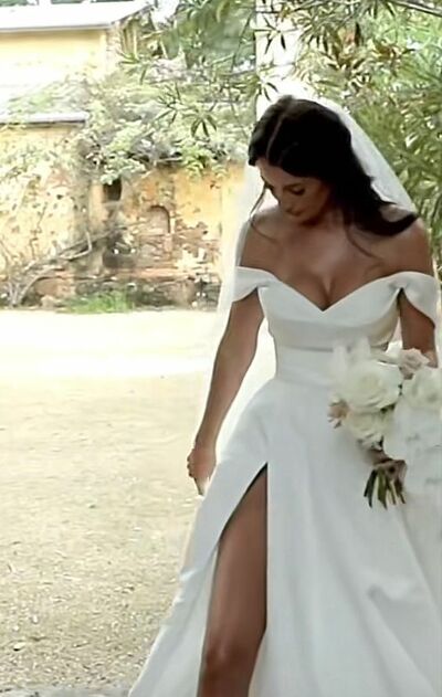 Elegant Off the Shoulder Beach Boho Wedding Dress Bridal Gown