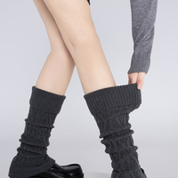 Diamond-patterned knitted leg warmers - Thumbnail 4