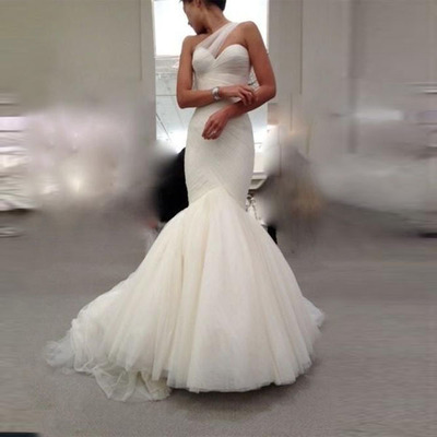 Elegant White Tulle Mermaid Wedding Dresses Online Fitted Form Pleated One Shoulder Wedding Dress