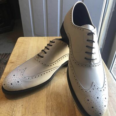 Handmade white wingtip formal wear lace up shoes for mens