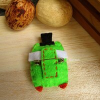 Mr Le'Fro the elegant frog, Handmade felt brooch, cute frog brooch, original, kawaii, colorful, funny accessory, miniature, frog accessory - Thumbnail 1