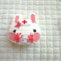 Kawaii Bunnies and Bears Brooches, Hospital version - Handmade in Felt - Thumbnail 3