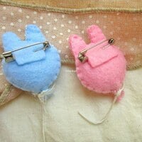 Handmade kawaii bunny balloon brooch, made of felt, handmade - Thumbnail 1