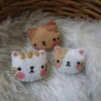 Handmade mini kawaii cat brooches, made of fabric, handmade - Thumbnail 2