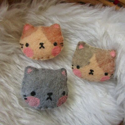 Handmade mini kawaii cat brooches, made of fabric, handmade