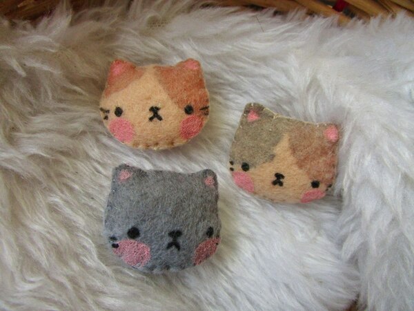Handmade mini kawaii cat brooches, made of fabric, handmade