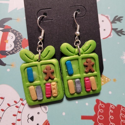 Green present earrings 