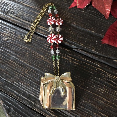 Christmas present necklace