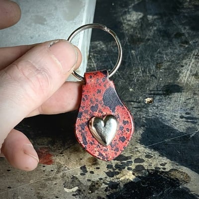 Heart studs splatter keychain