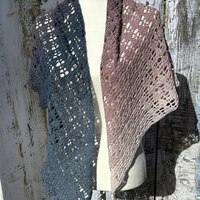 Nyota Shawl in Cotton/ Acrylic Blend in a gradient from pink to blue - Thumbnail 3