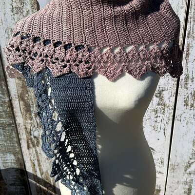 Fine-bordered scarf/stole in pink to blue gradient in cotton/acrylic